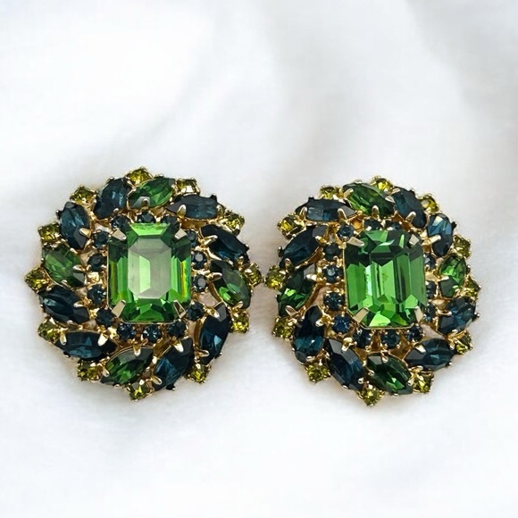 💚 Vintage Hobe Emerald Gold Green & Sapphire Blue Rhinestone Clip-On Earrings 💚 - Picture 1 of 16